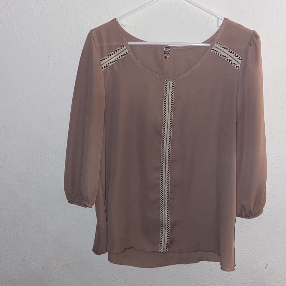 Women’s size extra large, Bella D elegant, sheer top T27